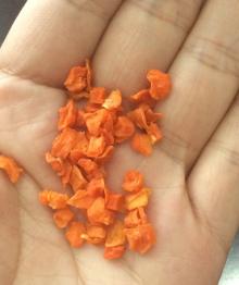Dried carrot granules