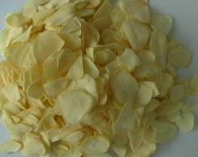 Dehydrated garlic flakes