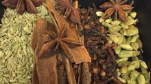 Turmeric Fingers / Cassia & Cinnamon / Cloves Spices / Green Cardamom