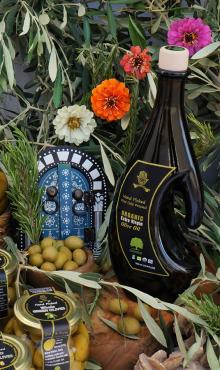Organic Extra Virgin Olive Oil in Fancy Bottle. ISO Certified oliv